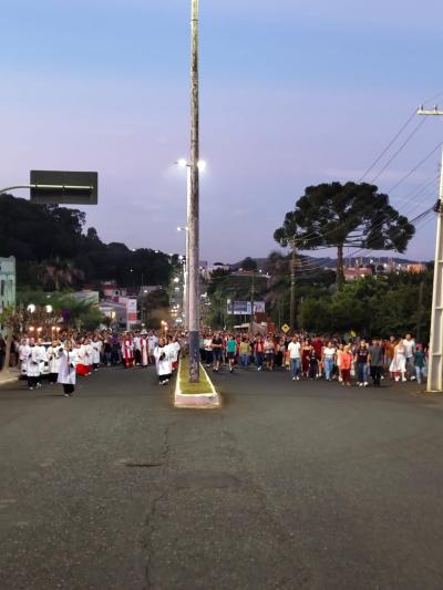 Procissão reúne milhares de fiéis em Laranjeiras do Sul e emociona comunidade na Sexta-feira Santa